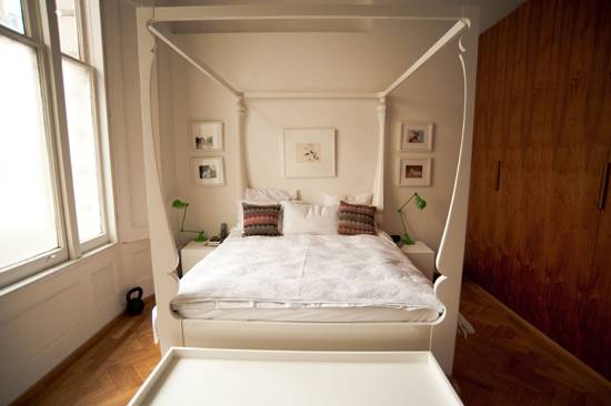 清新卧室背景墙衣柜床架木质衣柜效果图