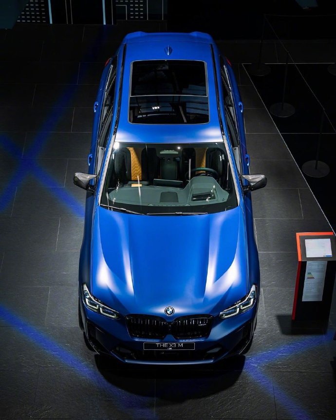 一组蓝色的新宝马X5汽车图片