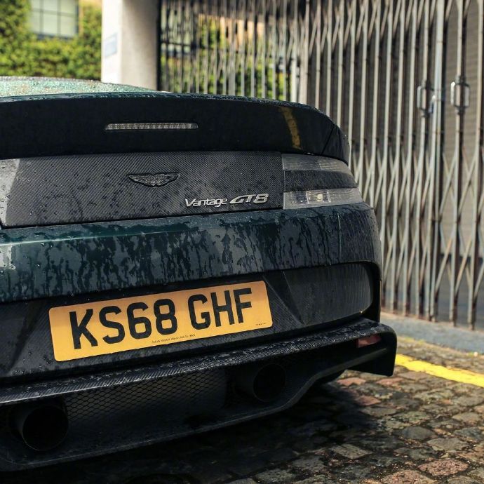 一组雨中的阿斯顿马丁Vantage GT8图片