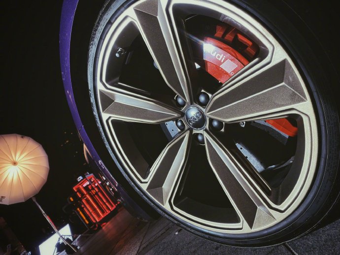 紫色的新奥迪RS5 coupe图片欣赏