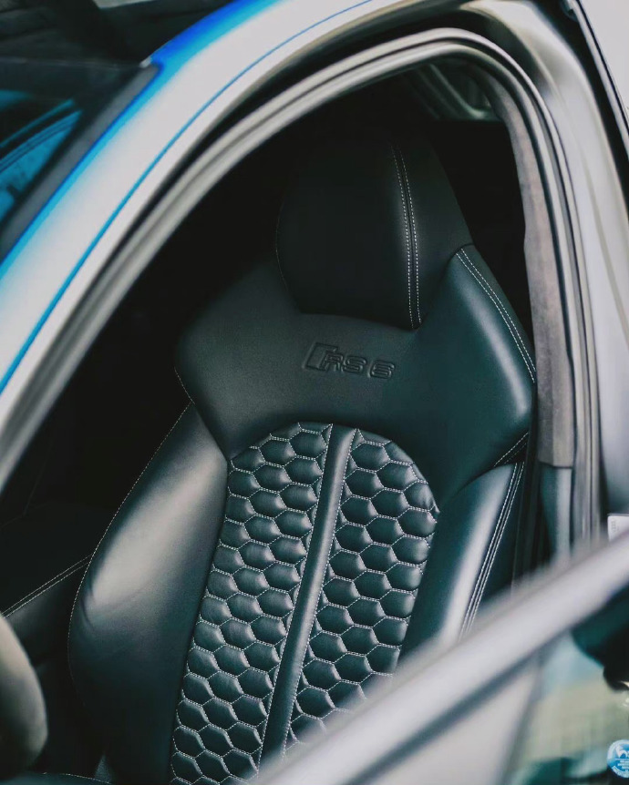 一组蓝色的奥迪RS6 Avant C7图片