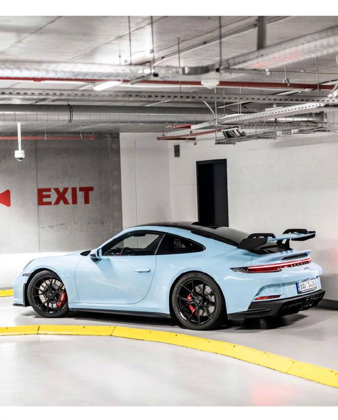 一组海湾蓝颜色的保时捷911 GT3图片