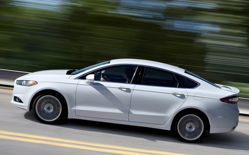 2013款福特Fusion白色汽车图片
