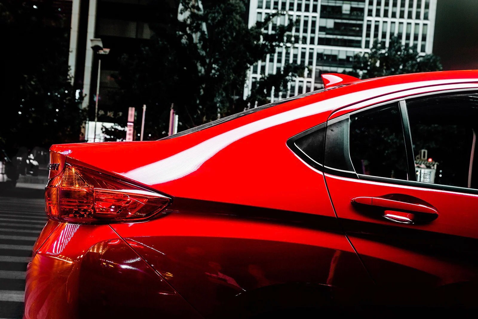 一组耀眼的红色本田锋范汽车图片