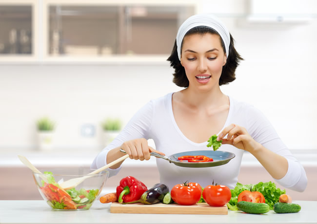 美女在厨房做蔬菜沙拉健康饮食图片