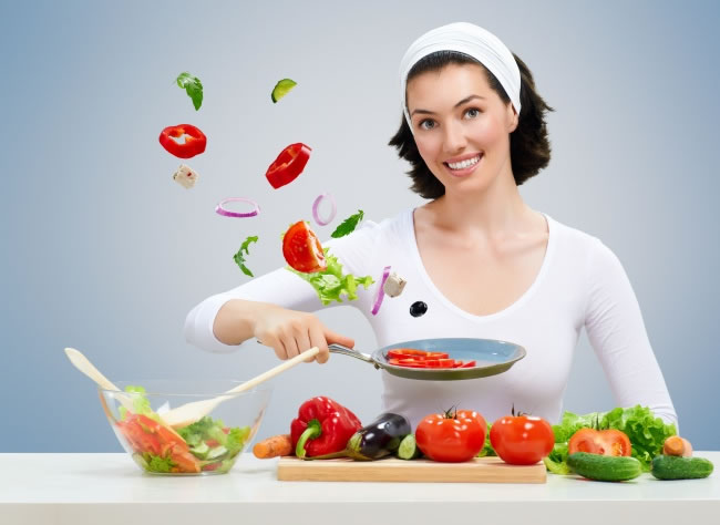 美女蔬菜沙拉健康饮食图片