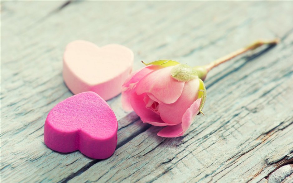 爱心巧克力与粉色玫瑰花图片