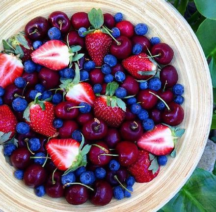 我们的生活需要各种颜色，就像这斑斓的水果，有酸有甜有苦有涩