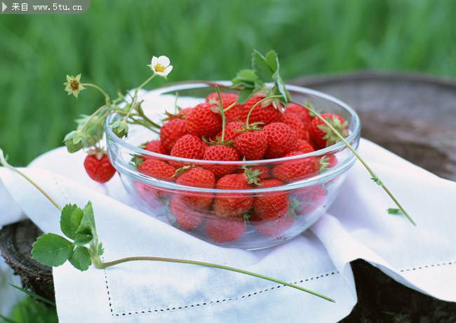 新鲜酸甜的小草莓图片