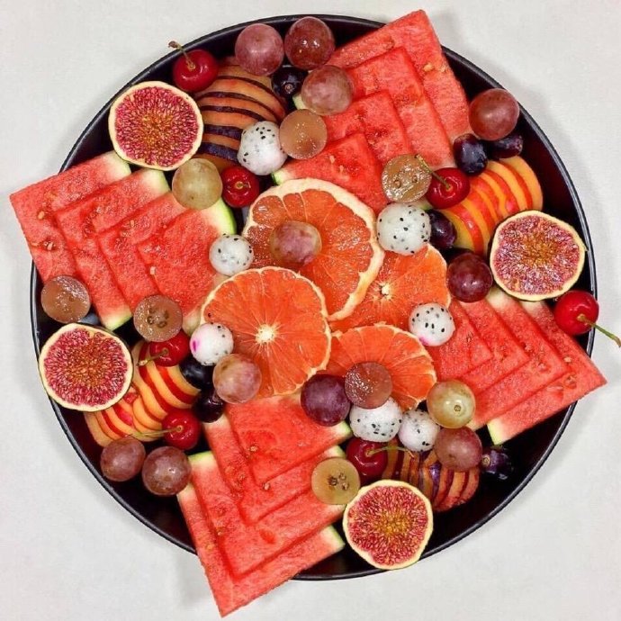 一组五颜六色营养丰富的水果拼盘