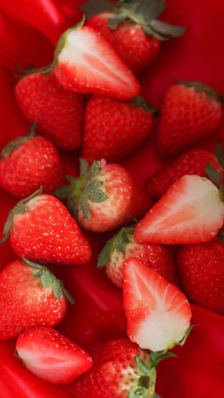 一组酸酸甜甜的可爱小草莓图片