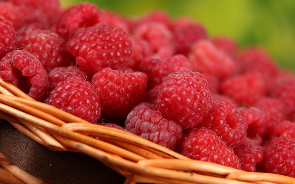 好吃甜润口的红树莓水果图片