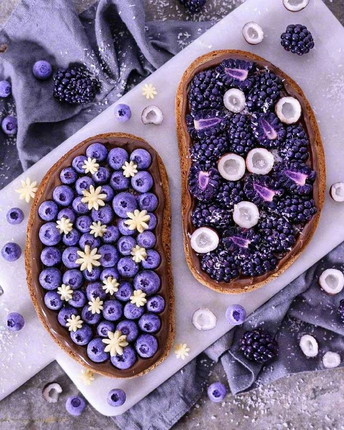 一组蓝莓 桑果 猕猴桃搭配的水果拼盘真是美极了