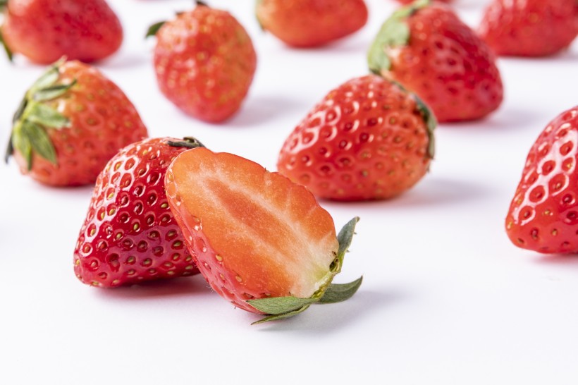 新鲜爽口水分足的草莓图片