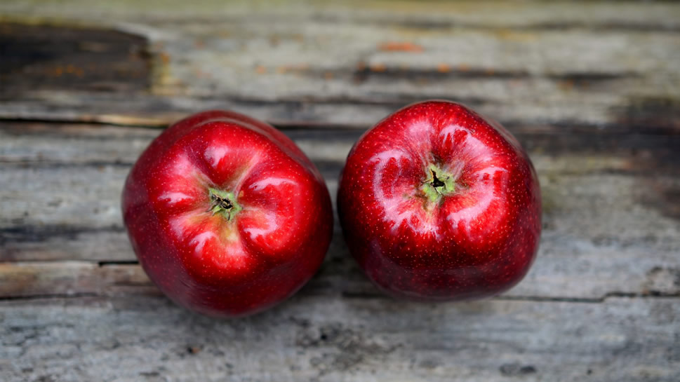 一组脆甜的红红的花牛苹果图片