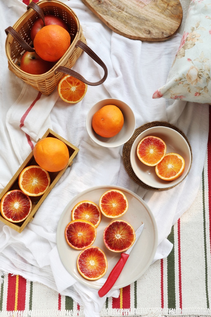 血橙拥有天然红色的果肉，果肉晶莹剔透
