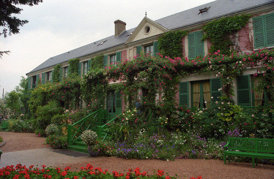 吉维尼，莫奈的房子和花园里有着美丽的鲜花