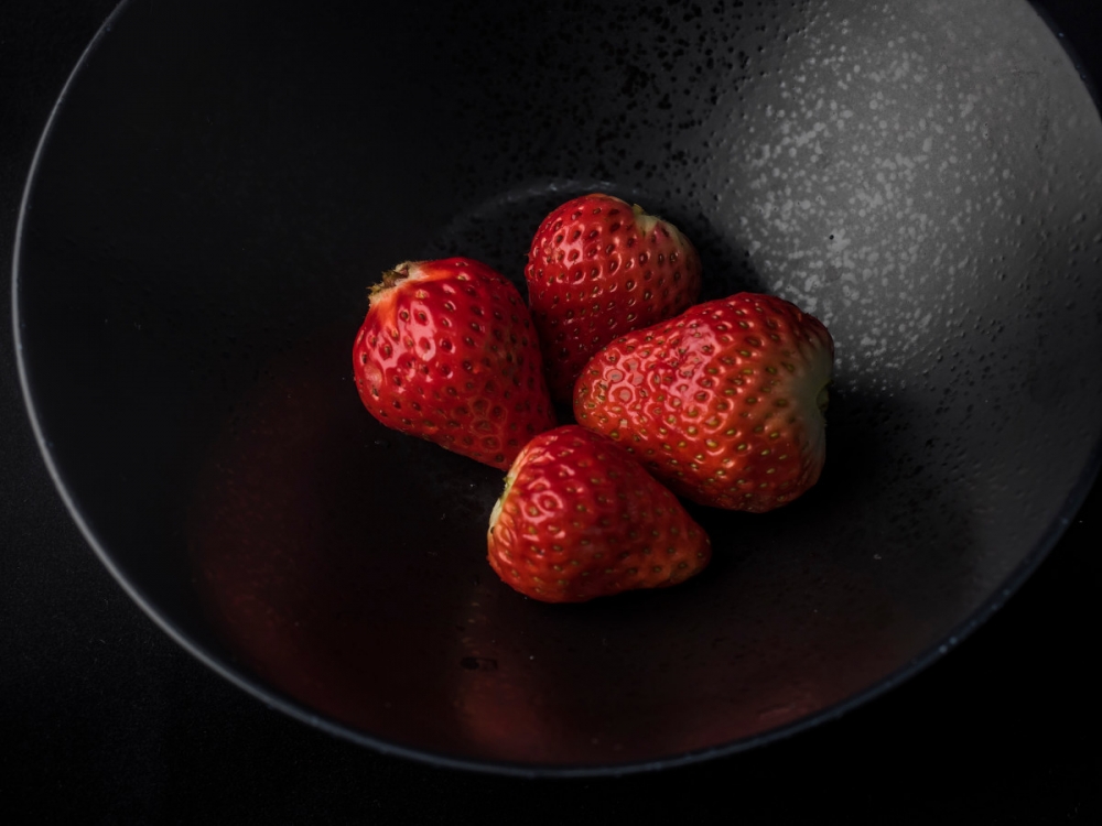 一颗颗红颜色大草莓艺术照