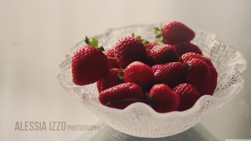 可口的草莓护眼桌面壁纸图片