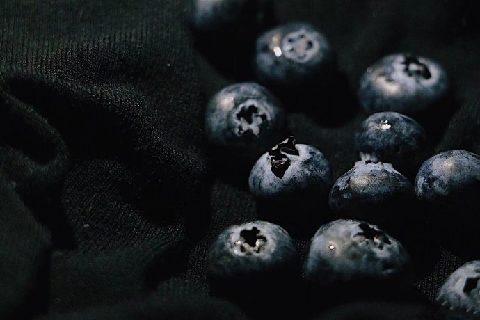 一组暗色系拍摄的蓝莓图片