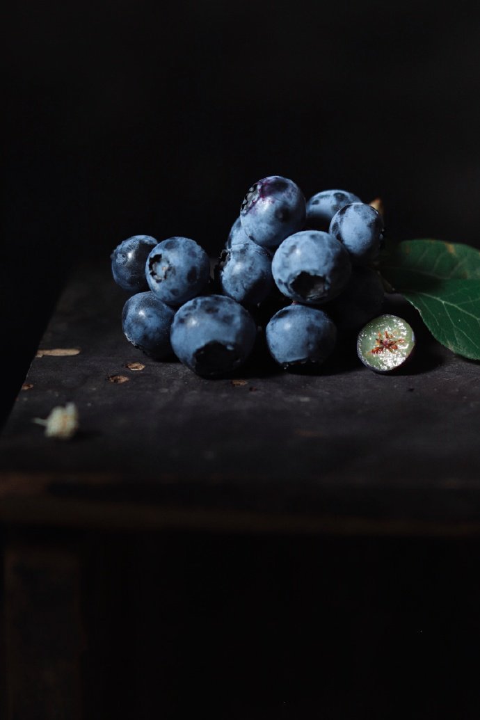 在夏秋季节成熟起来的蓝莓果，一个个蓝盈盈的薄皮、珠光宝气