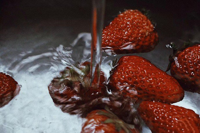 一组红红有故事的草莓图片