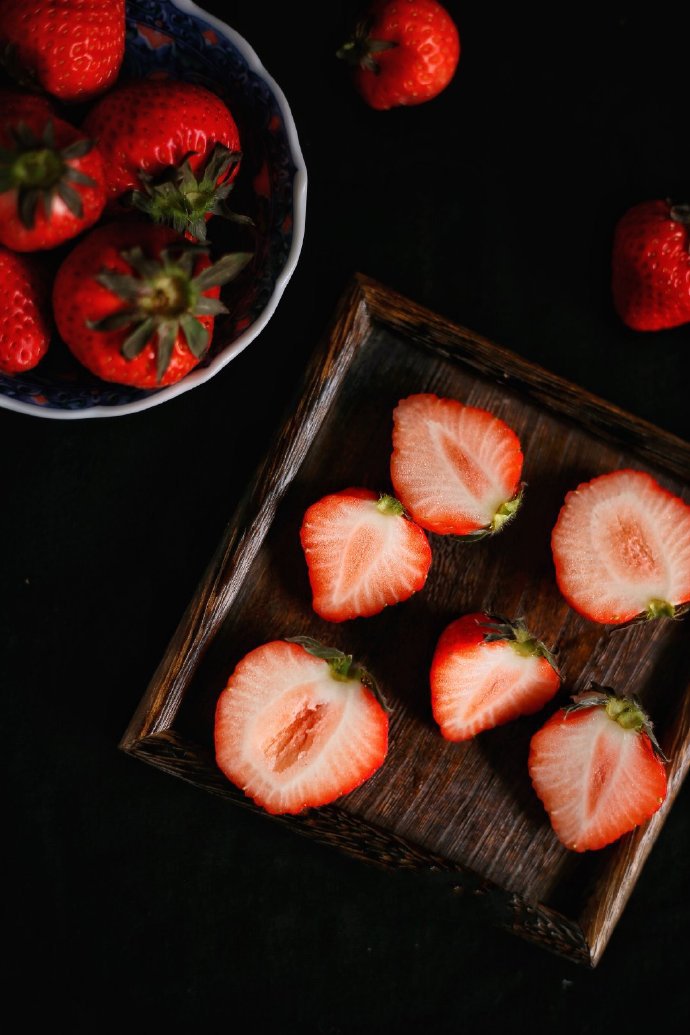 红彤彤的草莓散发出一种甜甜的香味