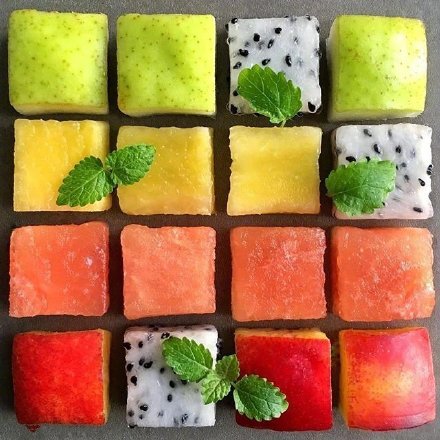 一组可爱的方块水果拼盘图片
