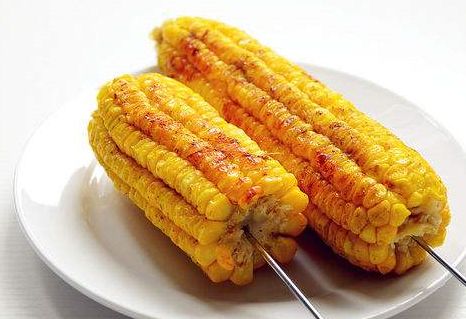 一组香喷喷的烤玉米图片