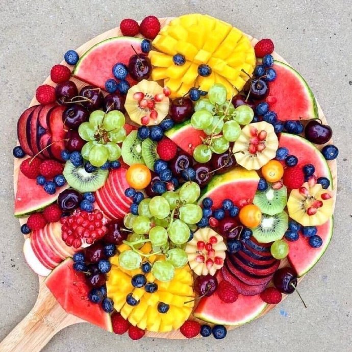 一组五颜六色营养丰富的水果拼盘