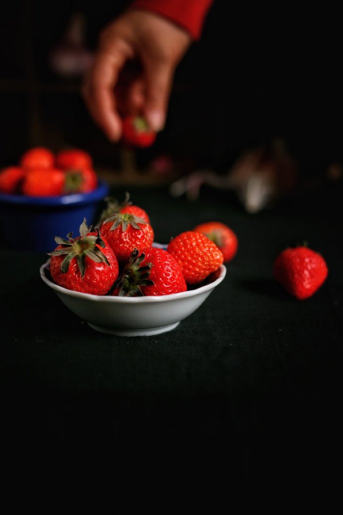 一份草莓换了三个场景的拍摄图片欣赏