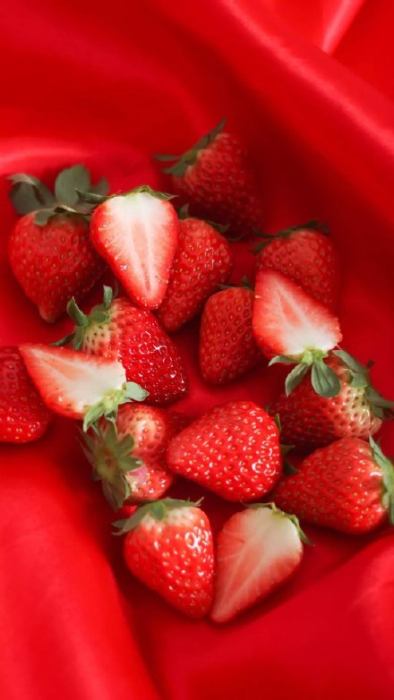 一组酸酸甜甜的可爱小草莓图片