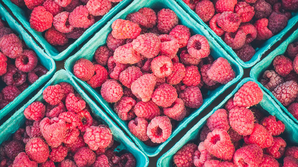 树莓又名覆盆子 酸甜可口，营养丰富而全面