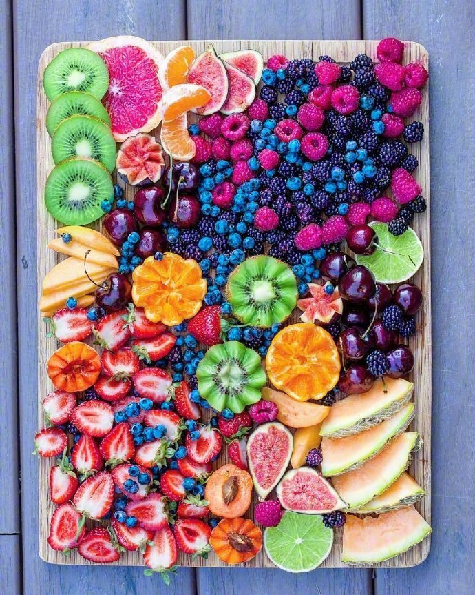 一组各种水果拼出来的五彩水果拼盘欣赏
