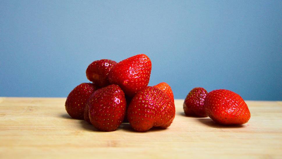 一组红红的香甜可口的草莓图片欣赏