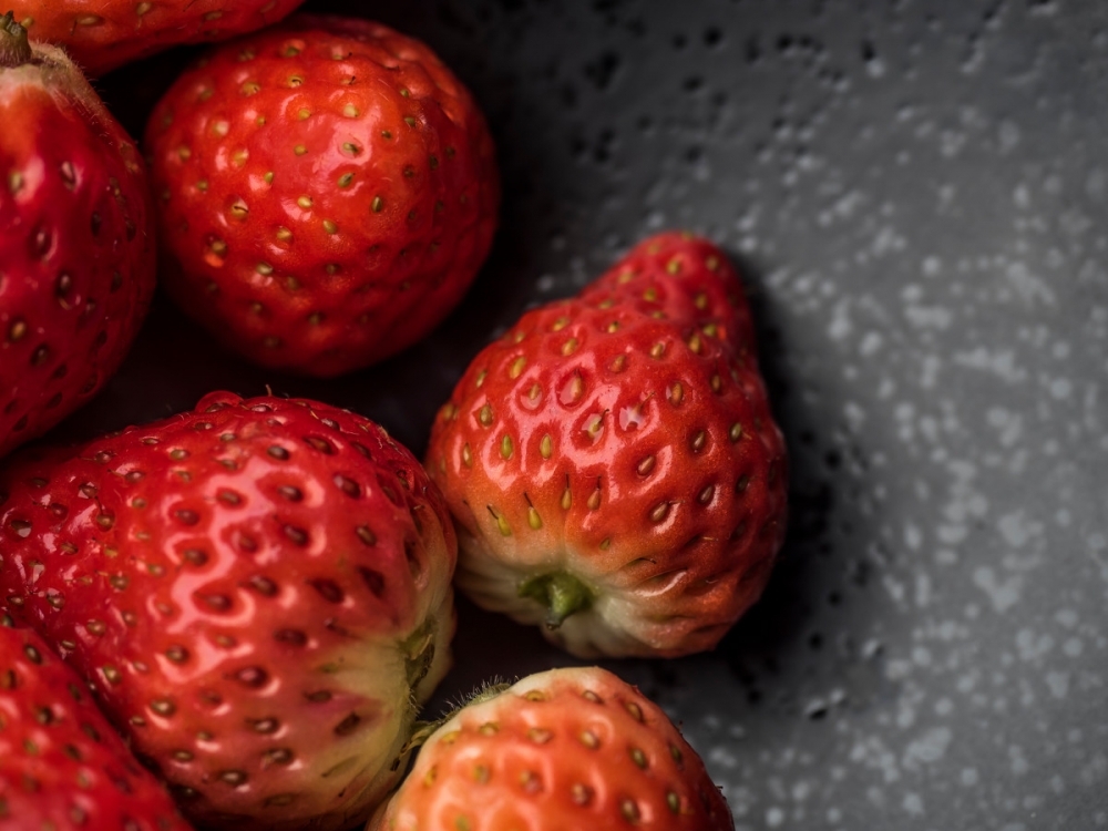 一颗颗红颜色大草莓艺术照