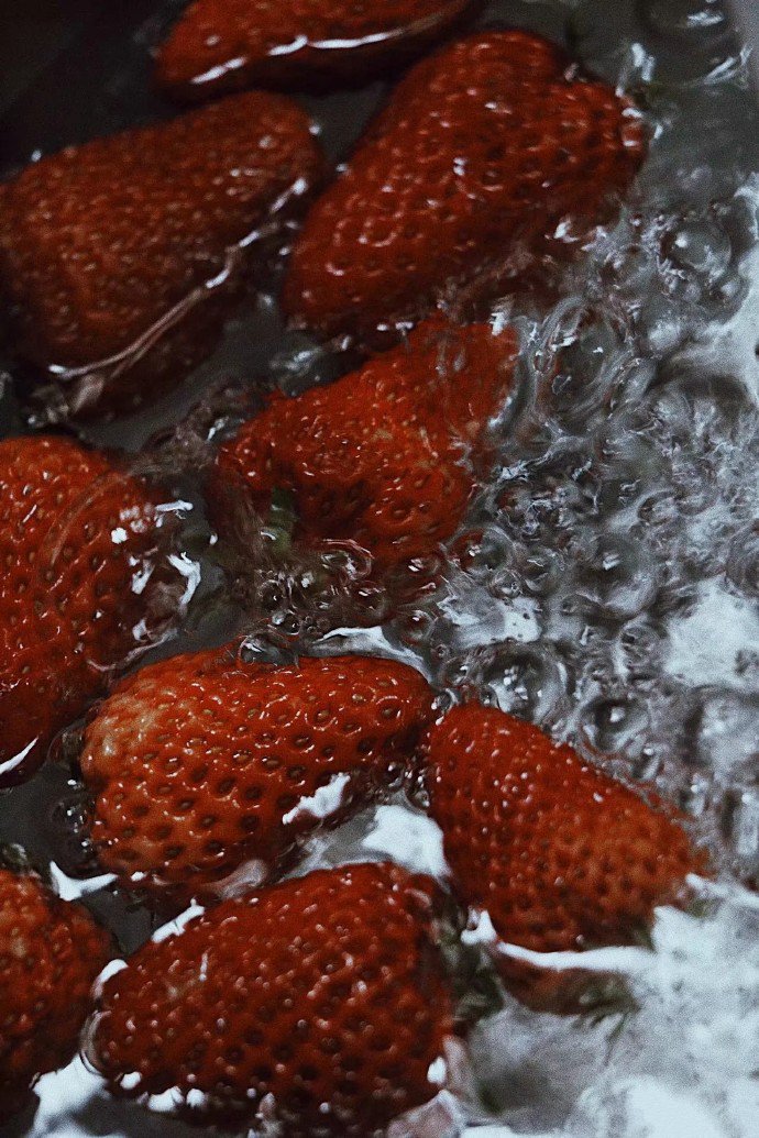 一组红红有故事的草莓图片