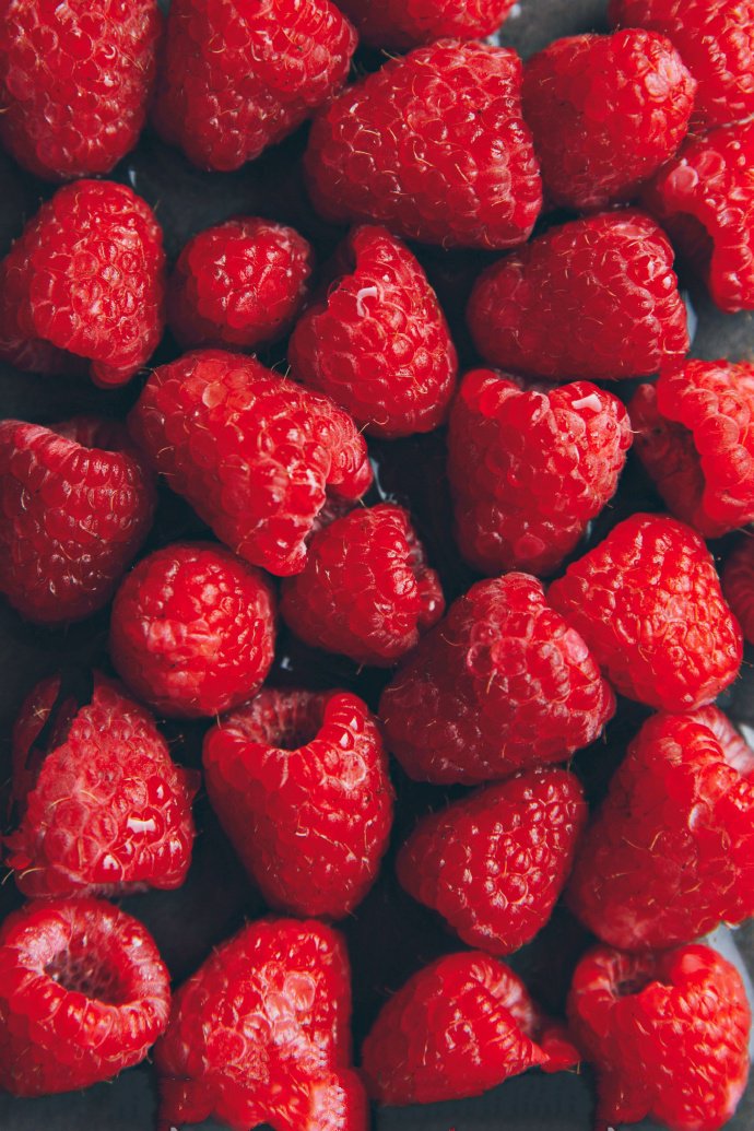 一组红红的树莓给你带来唯美视觉体验