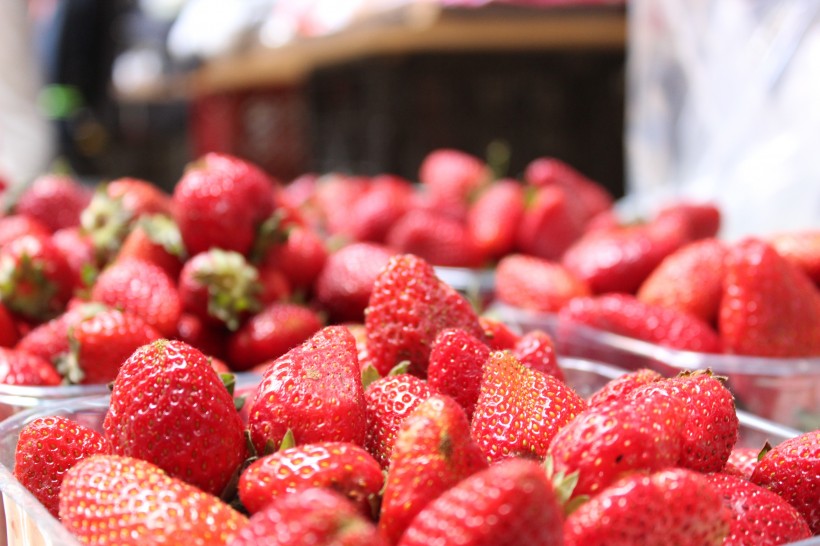 新鲜的牛奶草莓实拍高清图片