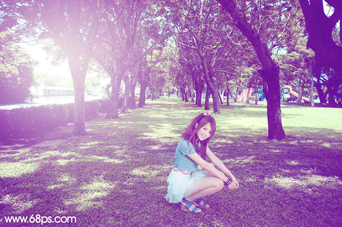Photoshop给树草中的美女加上淡美的黄紫色
