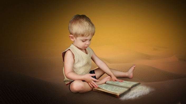 趣味合成，制作在沙漠中看海的小朋友读书的场景
