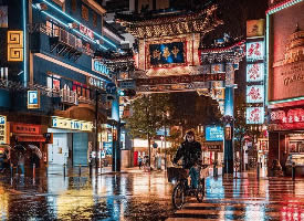 一组雨中的横滨中华街图片