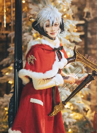 一組銀發少年的圣誕cosplay圖片