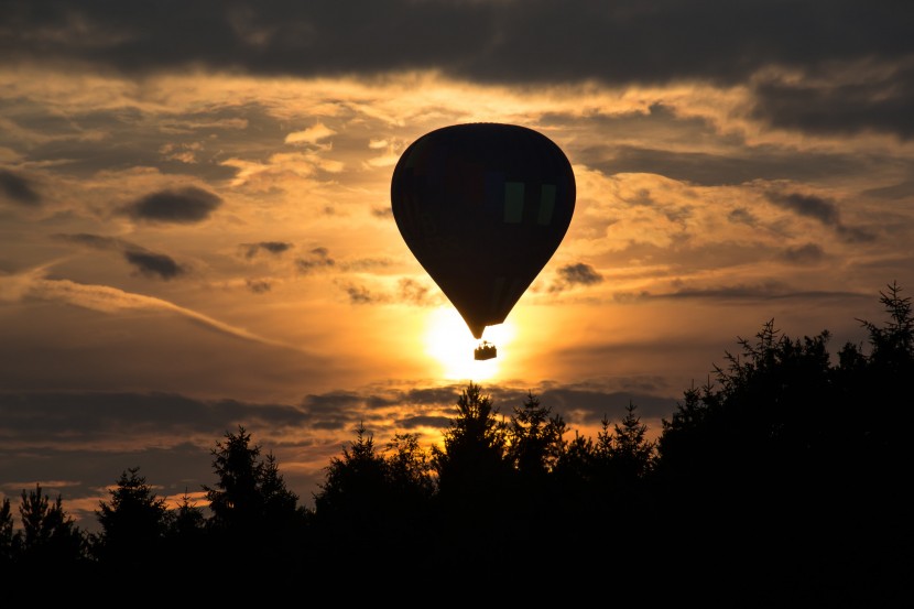 遨游天空的热气球图片