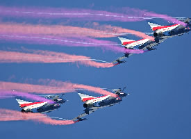一组空军战机在蓝天上表演的图片