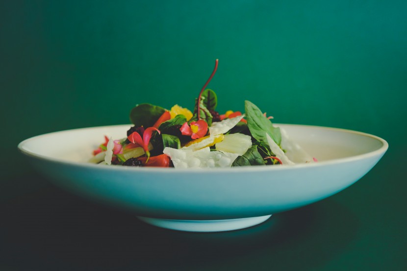 清脆营养的蔬菜沙拉图片