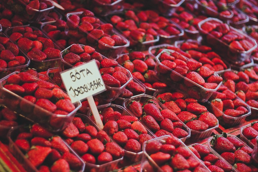 颜色鲜艳的草莓图片