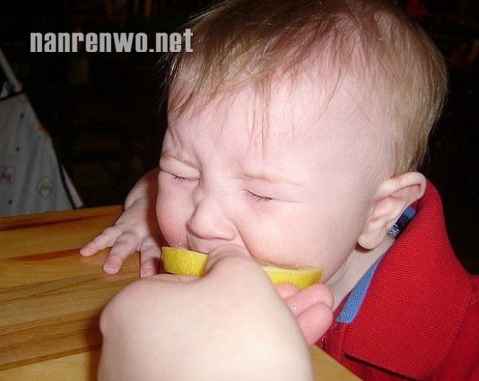 宝宝吃柠檬的纠结爆笑表情