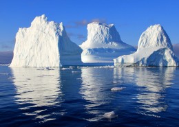 海里高大的冰山风景图片(8张)