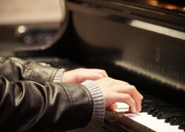 正在弹钢琴的手图片(15张)